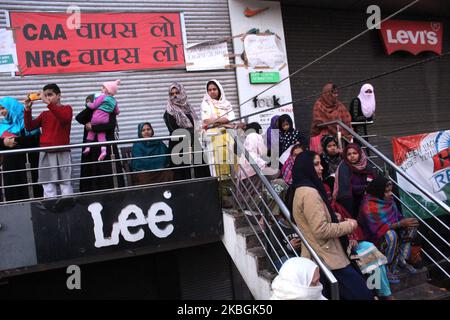 Donne e bambini durante la protesta in corso contro la cittadinanza Amendment Act (CAA), National Register of Citizenship (NRC) e National Population Register (NPR), a Shaheen Bagh, il 8 febbraio 2020 a Nuova Delhi, India. Gli oltre 14 milioni di elettori sono eleggibili alle elezioni dell'Assemblea legislativa, per 70 seggi di assemblea legislativa, che coinvolgono 672 candidati a Delhi. Le schede saranno conteggiate il 11 febbraio e i risultati saranno dichiarati lo stesso giorno. (Foto di Mayank Makhija/NurPhoto) Foto Stock