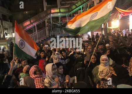 Donne e bambini durante la protesta in corso contro la cittadinanza Amendment Act (CAA), National Register of Citizenship (NRC) e National Population Register (NPR), a Shaheen Bagh, il 8 febbraio 2020 a Nuova Delhi, India. Gli oltre 14 milioni di elettori sono eleggibili alle elezioni dell'Assemblea legislativa, per 70 seggi di assemblea legislativa, che coinvolgono 672 candidati a Delhi. Le schede saranno conteggiate il 11 febbraio e i risultati saranno dichiarati lo stesso giorno. (Foto di Mayank Makhija/NurPhoto) Foto Stock