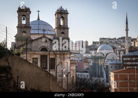 Una chiesa greco-ortodossa si trova vicino a una moschea di recente costruzione nel quartiere Dolapdere il 2020 febbraio a Istanbul, in Turchia. (Foto di Diego Cupolo/NurPhoto) Foto Stock