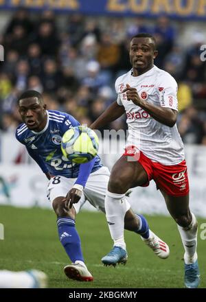 Konan Nclomande e Majeed Waris durante la partita di calcio francese del L1 tra Strasburgo (RCSA) e Reims (SR), il 9 febbraio 2020 allo stadio Meinau (Foto di Elyxandro Cegarra/NurPhoto) Foto Stock