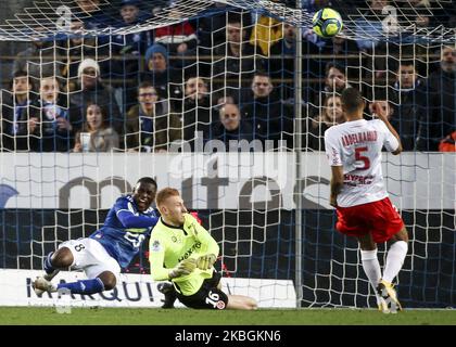 Majeed Waris e Lemaitre Nicolas, durante la partita di calcio francese del L1 tra Strasburgo (RCSA) e Reims (SR), il 9 febbraio 2020 allo stadio Meinau (Foto di Elyxandro Cegarra/NurPhoto) Foto Stock