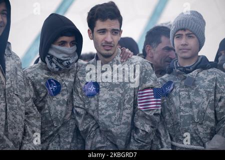 Gli studenti iraniani si esibiscono come prigionieri di guerra degli Stati Uniti partecipando a un raduno per celebrare l'anniversario della Rivoluzione islamica in piazza Azadi (libertà) nella parte occidentale di Teheran il 11 febbraio 2020. – Migliaia di iraniani sono stati massacrati per commemorazioni che hanno segnato 41 anni dalla Rivoluzione islamica, in una dimostrazione di unità in un momento di tensioni più forti con gli Stati Uniti. Le celebrazioni segnano il giorno in cui il clero sciita Khomeini è tornato dall'esilio e ha cacciato l'ultimo governo dello shah. (Foto di Morteza Nikoubazl/NurPhoto) Foto Stock