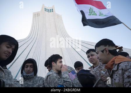 Gli studenti iraniani si esibiscono come prigionieri di guerra degli Stati Uniti partecipando a un raduno per celebrare l'anniversario della Rivoluzione islamica in piazza Azadi (libertà) nella parte occidentale di Teheran il 11 febbraio 2020. – Migliaia di iraniani sono stati massacrati per commemorazioni che hanno segnato 41 anni dalla Rivoluzione islamica, in una dimostrazione di unità in un momento di tensioni più forti con gli Stati Uniti. Le celebrazioni segnano il giorno in cui il clero sciita Khomeini è tornato dall'esilio e ha cacciato l'ultimo governo dello shah. (Foto di Morteza Nikoubazl/NurPhoto) Foto Stock