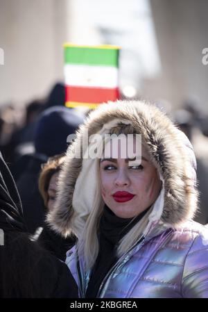 Una donna iraniana dipinse bandiere iraniane sul suo volto mentre partecipava a un raduno per celebrare l'anniversario della Rivoluzione Islamica in piazza Azadi (libertà) nella parte occidentale di Teheran il 11 febbraio 2020. – Migliaia di iraniani sono stati massacrati per commemorazioni che hanno segnato 41 anni dalla Rivoluzione islamica, in una dimostrazione di unità in un momento di tensioni più forti con gli Stati Uniti. Le celebrazioni segnano il giorno in cui il clero sciita Khomeini è tornato dall'esilio e ha cacciato l'ultimo governo dello shah. (Foto di Morteza Nikoubazl/NurPhoto) Foto Stock