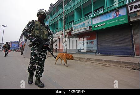 Soldati paramilitari indiani che si sono Uniti durante una chiusura a Srinagar in occasione dell'anniversario di esecuzione di Maqbool Bhat, che era il leader di Jammu e Kashmir Liberation Front (JKLF) un'orginizzazione pro-libertà che è stata vietata dal governo indiano 11,2020 febbraio. Maqbool è stato impiccato e sepolto al carcere di Tihar nella capitale dell'India Nuova Delhi il 11 febbraio 1984. I negozi e gli stabilimenti commerciali rimangono chiusi a Srinagar a seguito della chiusura di un'organizzazione separatista la cui leadership è posta agli arresti domiciliari da parte del governo indiano dopo la revoca dell'articolo 370 della costitutio indiana Foto Stock