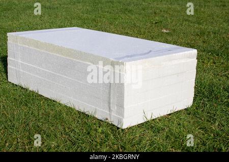I fogli di Styrofoam sono impilati sull'erba Foto Stock