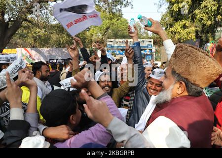 I sostenitori musulmani del partito AAM Aadmi (AAP) ballano dopo la vittoria del partito all'ufficio del partito a Nuova Delhi India il 11 febbraio 2020 (Foto di Nasir Kachroo/NurPhoto) Foto Stock