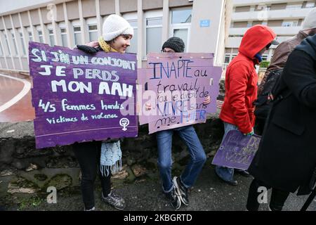 I manifestanti dimostrano che il 11 febbraio 2020 a Nanterre, nella periferia interna di Parigi, si è intensificata l'inclusione di persone con disabilità davanti al Centro Partementale per disabili (Maison départementale des personnes handicap MDPH); Il giorno in cui una Conferenza Nazionale sui disabili (CNH) si tiene presso il Palazzo dell'Élysée, presieduto dal presidente francese Emmanuel Macron . (Foto di Michel Stoupak/NurPhoto) Foto Stock