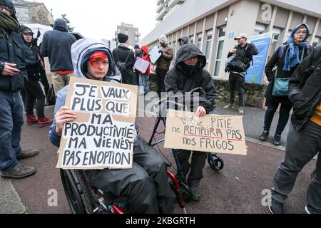 Le persone su sedia a rotelle si dimostrano maggiormente incluse nelle persone con disabilità di fronte al Centro Partementale per disabili (Maison départementale des personnes handicap MDPH) a Nanterre, nella periferia interna di Parigi, il 11 febbraio 2020; Il giorno in cui una Conferenza Nazionale sui disabili (CNH) si tiene presso il Palazzo dell'Élysée, presieduto dal presidente francese Emmanuel Macron. (Foto di Michel Stoupak/NurPhoto) Foto Stock