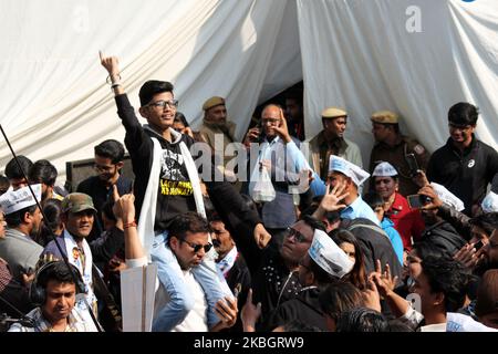 I sostenitori del partito AAM Aadmi celebrano la vittoria schiacciante del partito alle elezioni dell'Assemblea di Delhi alla sede centrale del partito a Nuova Delhi, India il 11 febbraio 2020. Il partito AAM Aadmi è salito al potere a Delhi per un terzo mandato oggi, potenziato da un massiccio mandato di 62 seggi - solo un'ombra inferiore al record di 67 seggi di 2015. (Foto di Mayank Makhija/NurPhoto) Foto Stock