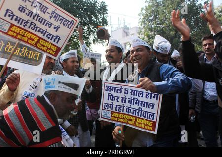 I sostenitori del partito AAM Aadmi celebrano la vittoria schiacciante del partito alle elezioni dell'Assemblea di Delhi alla sede centrale del partito a Nuova Delhi, India il 11 febbraio 2020. Il partito AAM Aadmi è salito al potere a Delhi per un terzo mandato oggi, potenziato da un massiccio mandato di 62 seggi - solo un'ombra inferiore al record di 67 seggi di 2015. (Foto di Mayank Makhija/NurPhoto) Foto Stock