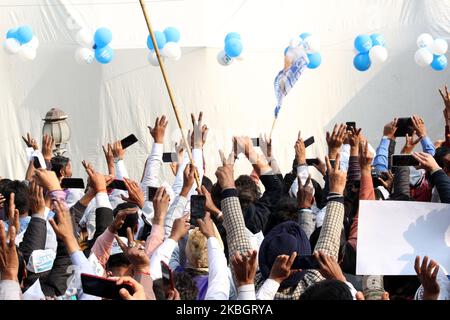 I sostenitori del partito AAM Aadmi celebrano la vittoria schiacciante del partito alle elezioni dell'Assemblea di Delhi alla sede centrale del partito a Nuova Delhi, India il 11 febbraio 2020. Il partito AAM Aadmi è salito al potere a Delhi per un terzo mandato oggi, potenziato da un massiccio mandato di 62 seggi - solo un'ombra inferiore al record di 67 seggi di 2015. (Foto di Mayank Makhija/NurPhoto) Foto Stock