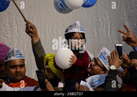 Un giovane sostenitore del partito AAM Aadmi (AAP) celebra la vittoria nelle elezioni regionali nella capitale indiana Nuova Delhi il 11 febbraio 2020. I sostenitori dell'AAP si sono riuniti e celebrati in tutta Nuova Delhi, principalmente nella sede centrale del partito dopo la vittoria radicale contro il partito del primo ministro indiano Narendra modi. (Foto di Muzamil Mattoo/NurPhoto) Foto Stock