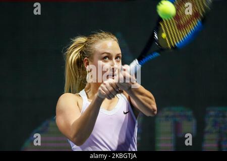 Anastasia Potapova di Russia restituisce la palla a Ajla Tomljanovic di Australia durante il torneo di tennis WTA St. Petersburg Ladies Trophy 2019 Round of 16 match il 12 febbraio 2020 a San Pietroburgo, Russia. (Foto di Mike Kireev/NurPhoto) Foto Stock