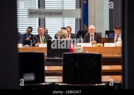 Il presidente della Commissione europea Ursula von der Leyen e l'ex ministro tedesco della difesa (C) rispondono alle domande durante un'audizione su un'indagine condotta da un consulente presso il comitato parlamentare investigativo della difesa presso il Bundestag di Berlino, in Germania, il 13 febbraio 2020. (Foto di Emmanuele Contini/NurPhoto) Foto Stock