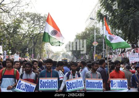 Un mega raduno è stato organizzato dagli studenti oggi protestando contro la commercializzazione dell'istruzione, la riduzione delle tasse educative, rifiutare il comunalismo, reintrodurre la democrazia universitaria. In questo rally ha preso parte Aishe Ghosh presidente del JNUSU che è stato recentemente brutalmente attaccato nel campus JNU a Delhi. pn 13 febbraio 2020 a Kolkata, India. (Foto di Sukhomoy Sen/NurPhoto) Foto Stock