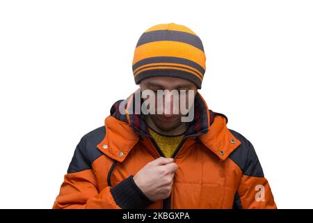 Un uomo con la mano fissa una cerniera su una giacca invernale su sfondo bianco Foto Stock