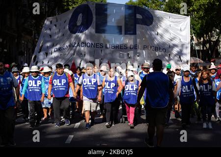 Sindacati e organizzazioni sociali hanno marciato attraverso Buenos Aires, Argentina, il 12 febbraio 2020 per protestare contro la visita di una missione del Fondo monetario Internazionale (FMI), che è nel paese per spiegare i termini della rinegoziazione del debito contratto dall'Argentina. (Foto di Federico Rotter/NurPhoto) Foto Stock