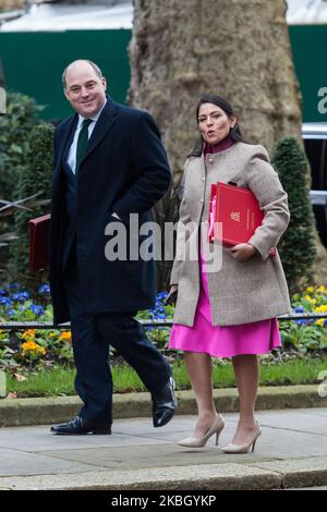 Il Segretario di Stato per la Difesa ben Wallace (L) e il Segretario di Stato per l'Home Department Priti Patel (R) arrivano a Downing Street, nel centro di Londra, per partecipare ad una prima riunione del gabinetto dopo il rimpasto il 14 febbraio 2020 a Londra, Inghilterra. Ieri, il primo ministro Boris Johnson ha condotto un rimpasto del suo governo a seguito della partenza della Gran Bretagna dall'UE. (Foto di Wiktor Szymanowicz/NurPhoto) Foto Stock