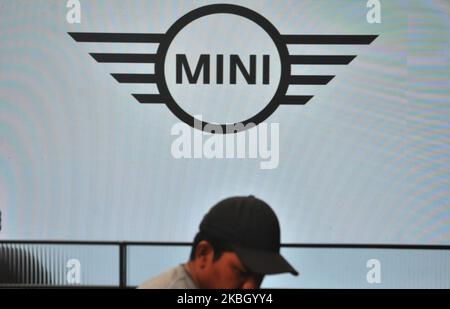 Il modello proposto al lancio del nuovo MINI John Coopers Works a Giacarta, il febbraio 14,2020. MINI Indonesia ha lanciato il nuovo MINI Clubman che consiste di due varianti: MINI Cooper Clubman e MINI Cooper S Clubman, mentre John Cooper Works è presente nelle VARIANTI MINI JCW Clubman e MINI JCW Countryman. Dasril Roszandi (Foto di Dasril Roszandi/NurPhoto) Foto Stock