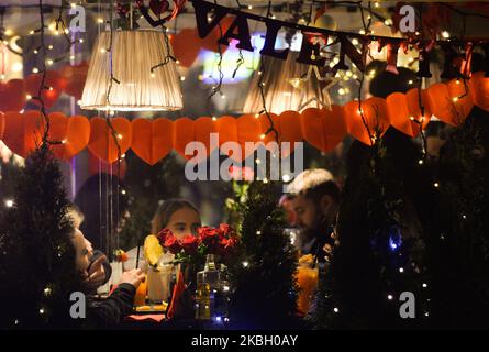 Un affollato ristorante locale decorato con cuori rossi il giorno di San Valentino nella Piazza del mercato di Cracovia. Venerdì 14 febbraio 2020 a Cracovia, Polonia. (Foto di Artur Widak/NurPhoto) Foto Stock