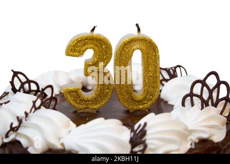 Torta di compleanno con decorazioni. Torta natalizia con frutta e  iscrizione in ucraino Happy Birthday! Foto stock - Alamy