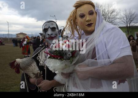 4th Festival dei giochi di masquerade a Elin Pelin, Bulgaria, 15 febbraio 2020. I partecipanti ballano con costumi di pelle animale, campane e maschere, per cacciare gli spiriti malvagi e attirare la fertilità. (Foto di Hristo Vladev/NurPhoto) Foto Stock