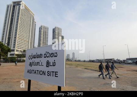 La gente cammina oltre il luogo di agitazione vicino Colombo il 14 febbraio 2020 (Foto di Akila Jayawardana/NurPhoto) Foto Stock