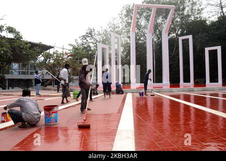 Il lavoratore del Bangladesh dipinge sul terreno del Mausoleo dello Shahid centrale (Mausoleo del movimento linguistico), a Dacca, Bangladesh, il 16 febbraio 2020; Come parte della preparazione per la prossima Giornata dei Martiri linguistici e per la Giornata Internazionale della lingua Madre. La Giornata dei martiri linguistici è stata celebrata in Bangladesh per commemorare coloro che sono morti durante le proteste del 21 febbraio 1952 contro la decisione degli allora governi degli stati pakistani di nominare Urdu come lingua nazionale, nonostante la maggioranza bengalese del Pakistan orientale (ora Bangladesh). (Foto di Mamunur Rashid/NurPhoto) Foto Stock