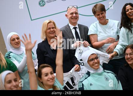 Doha, Qatar. 01st Nov 2022. Nancy Faeser (SPD), ministro federale dell'interno e degli affari interni, e Bernd Neuendorf, presidente del DFB, parlano ai partecipanti al progetto dei futuri leader del DFB nel calcio. Faeser si sta recando nel paese ospitante in Qatar in qualità di ministro dello sport in vista della Coppa del mondo. Il viaggio si concentrerà sulle questioni relative ai diritti umani in discussione nel corso del torneo, come la protezione delle persone in coda dalla discriminazione e dalla persecuzione, e la responsabilità dei lavoratori migranti che hanno costruito gli stadi della Coppa del mondo. Credit: Britten/dpa/Alamy Live News Foto Stock