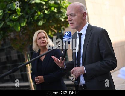 01 novembre 2022, Qatar, Doha: Nancy Faeser (SPD), ministro federale dell'interno e degli affari interni, e Bernd Neuendorf, presidente del DFB, fanno una dichiarazione a margine del progetto dei futuri leader del DFB nel calcio. Faeser si sta recando nel paese ospitante in Qatar in qualità di ministro dello sport in vista della Coppa del mondo. Il viaggio si concentrerà sulle questioni relative ai diritti umani in discussione nel corso del torneo, come la protezione delle persone in coda dalla discriminazione e dalla persecuzione, e la responsabilità dei lavoratori migranti che hanno costruito gli stadi della Coppa del mondo. Foto: Britta Pedersen/dpa Foto Stock