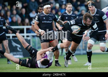 George McGuigan di Newcastle Falcons prova a rompere un tackle durante la partita di Greene King IPA Championship tra Newcastle Falcons e Cornish Pirates a Kingston Park, Newcastle Domenica 16th Febbraio 2020. (Foto di Chris Lishman/MI News/NurPhoto) Foto Stock