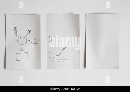 Il grafico è disegnato a mano su carta bianca su sfondo bianco. Luogo per il testo e le schede, piano e statistiche per il commercio come priorità bassa.Statistiche Foto Stock