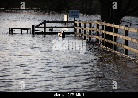 Alluvione sulla terra adiacente al fiume Weaver a Nantwich, Regno Unito, Domenica 16 Febbraio 2020. Il fiume Weaver a Nantwich, Regno Unito, ha fatto esplodere le sue rive e ha allagato le terre adiacenti che circondano il corso del fiume Weaver a causa delle forti piogge causate dalla Storm Dennis. (Foto di Jonathan Nicholson/NurPhoto) Foto Stock