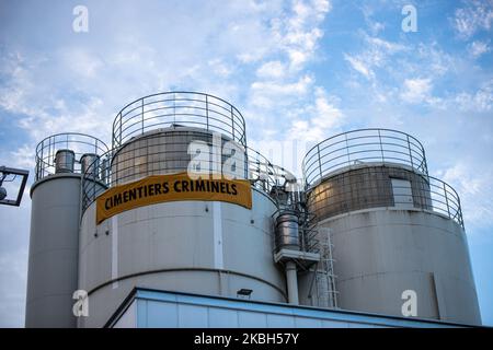 Centinaia di attivisti della ribellione di estinzione hanno bloccato il sito di Lafarge Cemex a Issy-Les-Moulineaux a Parigi, in Francia, il 17 febbraio 2020 e hanno interrotto qualsiasi lavoro in questa fabbrica di cemento. È un luogo importante di produzione del cemento. Denunciano la produzione di calcestruzzo, le emissioni di gas serra derivanti dalla produzione di cemento e l'esaurimento delle risorse naturali. (Foto di Jerome Gilles/NurPhoto) Foto Stock