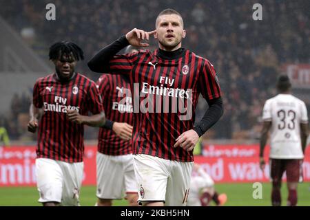 Ante Rebic dell'AC Milan festeggia dopo aver segnato il suo gol durante la Serie A match tra AC Milan e Torino FC allo Stadio Giuseppe Meazza il 17 febbraio 2019 a Milano. (Foto di Giuseppe Cottini/NurPhoto) Foto Stock