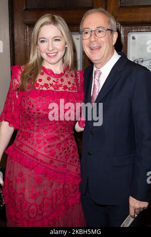 Victoria Coren Mitchell e ben Elton (R) partecipano alla serata stampa del Crow Upstart al GIELGUD THEATER, SHAFTESBURY AVE, 17 febbraio 2020 a Londra, Inghilterra. (Foto di Robin Pope/NurPhoto) Foto Stock