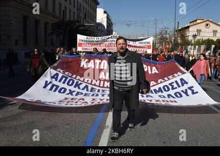 I lavoratori che partecipano allo sciopero generale di 24 ore contro il disegno di legge sulla riforma del sistema pensionistico presentato dal governo al Parlamento greco marzo nel centro di Atene, il 18 febbraio 2020 (Foto di Nicolas Koutsokostas/NurPhoto) Foto Stock
