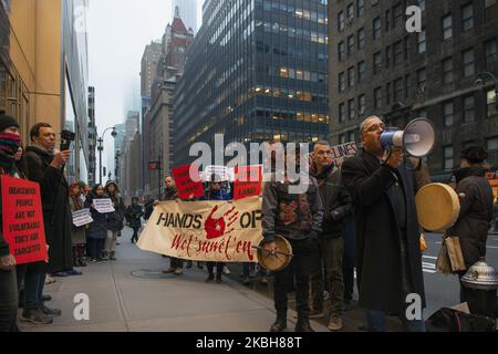 I manifestanti si trovano al di fuori del Consolato Canadese di New York, 18 febbraio 2020. L'azione è in risposta alla minaccia che la gente della nazione Wet'suwet'en affronta mentre si oppongono a un gasdotto che è destinata ad essere costruita attraverso il loro territorio nella Columbia Britannica, Canada. (Foto di Aidan Loughran/NurPhoto) Foto Stock