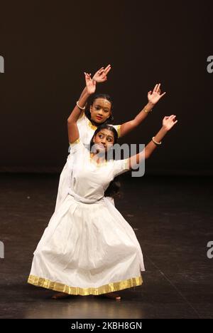 Le ragazze tamil eseguono una danza tradizionale durante un programma culturale che celebra il Festival Pongal Tailandese a Markham, Ontario, Canada, il 12 gennaio 2020. Il festival di Thai Pongal è un festival di ringraziamento che celebra il Dio del Sole (Lord Surya) e un raccolto di successo. (Foto di Creative Touch Imaging Ltd./NurPhoto) Foto Stock