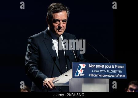 Ritratto di Francesco Fillon in un incontro con la società civile al Docks de Paris di Aubervilliers il 4 marzo 2017, mentre il processo di Francesco Fillon e Penelope Fillon per 'occupazione fittizia' e l'embezzlement apre il 24 febbraio, 2020 al Tribunal de Grande Instance de Paris per il cosiddetto caso Penelope Gate, una rassegna della campagna del candidato di Les Républicains (LR) Francois Fillon per le elezioni presidenziali del 2017 durante le quali il caso è stato rivelato. (Foto di Samuel Boivin/NurPhoto) Foto Stock