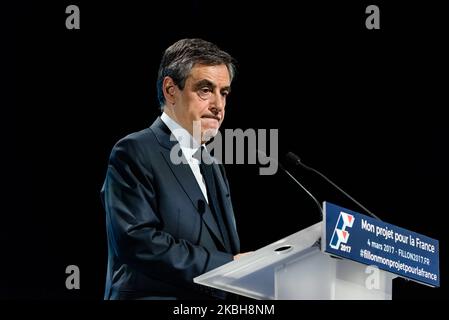 Ritratto di Francesco Fillon in un incontro con la società civile al Docks de Paris di Aubervilliers il 4 marzo 2017, mentre il processo di Francesco Fillon e Penelope Fillon per 'occupazione fittizia' e l'embezzlement apre il 24 febbraio, 2020 al Tribunal de Grande Instance de Paris per il cosiddetto caso Penelope Gate, una rassegna della campagna del candidato di Les Républicains (LR) Francois Fillon per le elezioni presidenziali del 2017 durante le quali il caso è stato rivelato. (Foto di Samuel Boivin/NurPhoto) Foto Stock