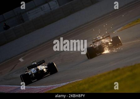 Daniil Kvyat della Russia alla guida della (26) Scuderia AlphaTauri Honda e Carlos Sainz della Spagna alla guida della (55) McLaren F1 Team durante la prima giornata di Formula 1 Winter Testing sul circuito di Barcellona-Catalunya il 19 febbraio 2020 a Barcellona, Spagna. (Foto di Jose Breton/Pics Action/NurPhoto) Foto Stock