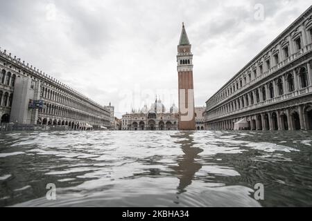 La vista di Piazza San Marco si allagò a causa di un'eccezionale alta marea che raggiunse livelli quasi senza precedenti, e pesantemente affondò la città, a Venezia, in Italia, il 19 novembre 2020. (Foto di Marco Panzetti/NurPhoto) Foto Stock