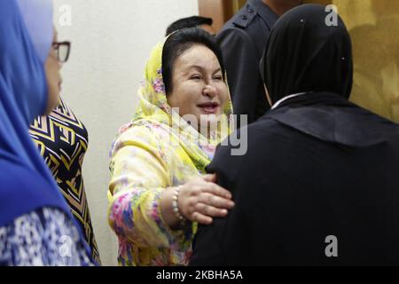 Rosmah Mansor (C), moglie dell'ex primo ministro malese Najib Razak, arriva all'alta corte di Kuala Lumpur a Kulala Lumpur, Malesia, 20 febbraio 2020. Rosmah Mansor è sottoposto a processo per presunta appropriazione indebita di fondi per l'installazione di pannelli solari in diverse scuole rurali a Sarawak. Foto Stock