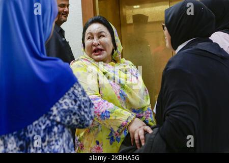 Rosmah Mansor (C), moglie dell'ex primo ministro malese Najib Razak, arriva all'alta corte di Kuala Lumpur a Kulala Lumpur, Malesia, 20 febbraio 2020. Rosmah Mansor è sottoposto a processo per presunta appropriazione indebita di fondi per l'installazione di pannelli solari in diverse scuole rurali a Sarawak. Foto Stock