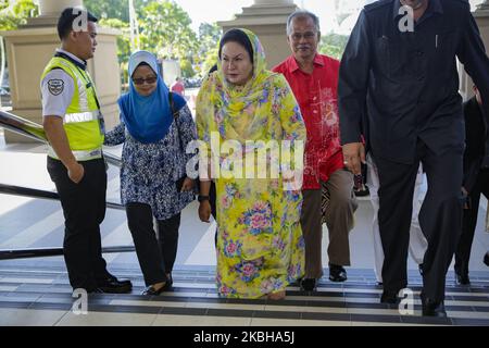 Rosmah Mansor (C), moglie dell'ex primo ministro malese Najib Razak, arriva all'alta corte di Kuala Lumpur a Kulala Lumpur, Malesia, 20 febbraio 2020. Rosmah Mansor è sottoposto a processo per presunta appropriazione indebita di fondi per l'installazione di pannelli solari in diverse scuole rurali a Sarawak. Foto Stock