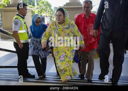 Rosmah Mansor (C), moglie dell'ex primo ministro malese Najib Razak, arriva all'alta corte di Kuala Lumpur a Kulala Lumpur, Malesia, 20 febbraio 2020. Rosmah Mansor è sottoposto a processo per presunta appropriazione indebita di fondi per l'installazione di pannelli solari in diverse scuole rurali a Sarawak. Foto Stock