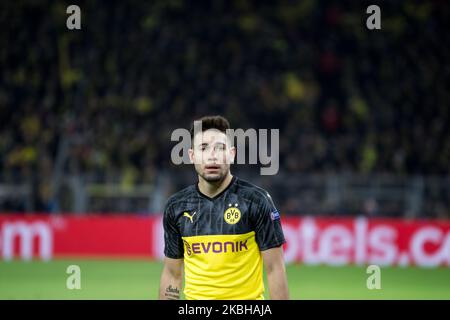 Raphaël Guerreiro di BVB guarda avanti durante la UEFA Champions League, lo scorso 16, prima partita di calcio Borussia Dortmund contro FC Paris Saint-Germain a Dortmund, Germania, il 18 febbraio 2020. (Foto di Peter Niedung/NurPhoto) Foto Stock