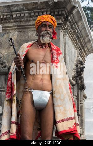 L'uomo sacro indù (sadhu) si trova al tempio di Pashupatinath, uno dei santuari più sacri degli indù e patrimonio dell'umanità dell'UNESCO, in vista del festival Maha Shivaratri il 20 febbraio 2020 a Kathmandu, Nepal. Centinaia di migliaia di devoti provenienti da tutto il Nepal e l'India si aspettano di visitare il tempio di Pashupatinath per celebrare Maha Shivaratri, che si svolge il 21 febbraio, offrendo preghiere speciali e digiunando per adorare il Signore Shiva. (Foto di Wiktor Szymanowicz/NurPhoto) Foto Stock